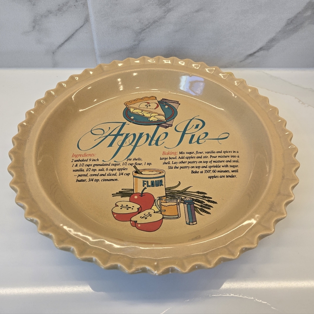 Universal Trumps Corp Ceramic‎ Apple Pie Keeper Covered Recipe Dish Vintage
